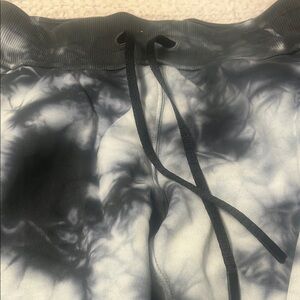 Lululemon Black and White Tie-Dye joggers SZ 6